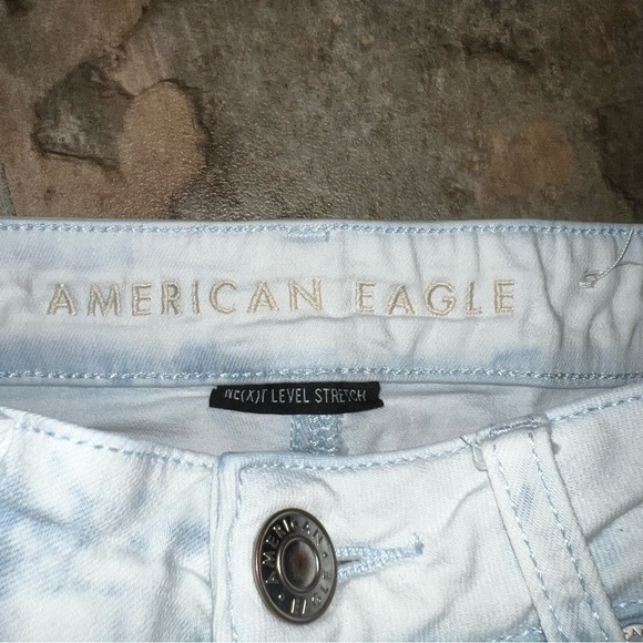 American Eagle Light Acid Wash High Rise Distressed Denim Shorts Size 8 - Picture 3 of 12